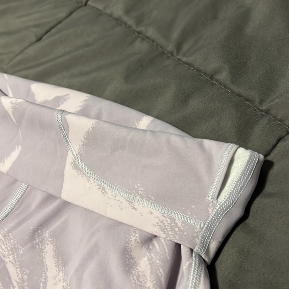 Hardly worn lululemon 25’ size 4 leggings - Picture 5 of 6